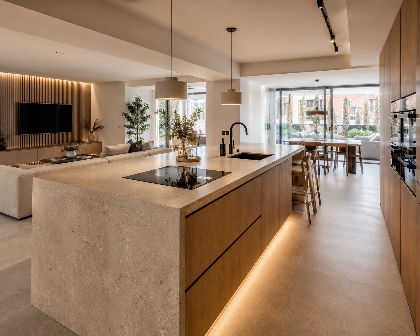Cocina de diseño con gran isla central en piedra natural y muebles de roble, Madrid